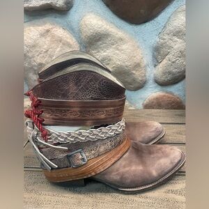 FREEBIRD By STEVEN Mazcal WRAPAROUND distressed Leather BoHo Fun Boots Booties 9